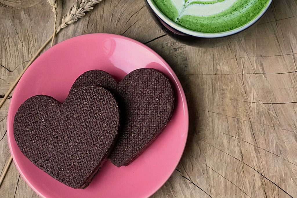 Biscuit noisette et cacao garni d'un mélange praliné noisette et chocolat au lait.