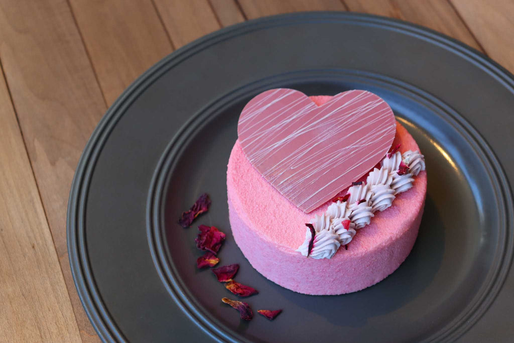 Entremets de St Valentin, hibiscus, fraise et vanille.